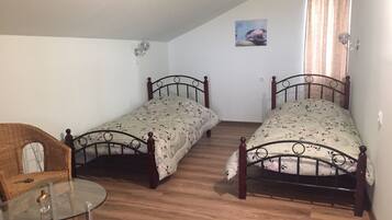 3 habitaciones, tabla de planchar con plancha, wifi y ropa de cama