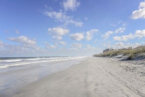 Vlak bij het strand, ligstoelen aan het strand, strandlakens