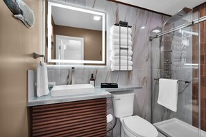 Een douche, een haardroger, handdoeken, zeep