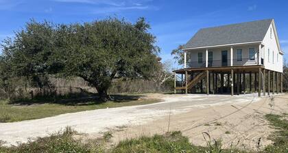 NEW! FISHING, HUNTING COTTAGE 4 Bedrooms, 2 King beds, 4 Queen Beds, Sleeps 12