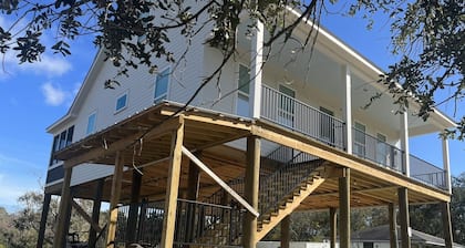 NEW! FISHING, HUNTING COTTAGE 4 Bedrooms, 2 King beds, 4 Queen Beds, Sleeps 12