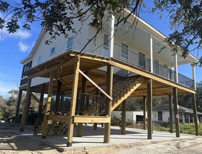 NEW!  FISHING, HUNTING COTTAGE 4 Bedrooms, 2 King beds, 4 Queen Beds, Sleeps 12