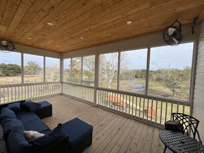 NEW!  FISHING, HUNTING COTTAGE 4 Bedrooms, 2 King beds, 4 Queen Beds, Sleeps 12