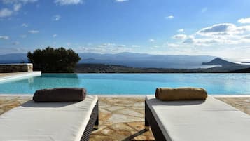 Vila, 3 quartos, sacada, vista para o jardim | Piscina | Piscina externa