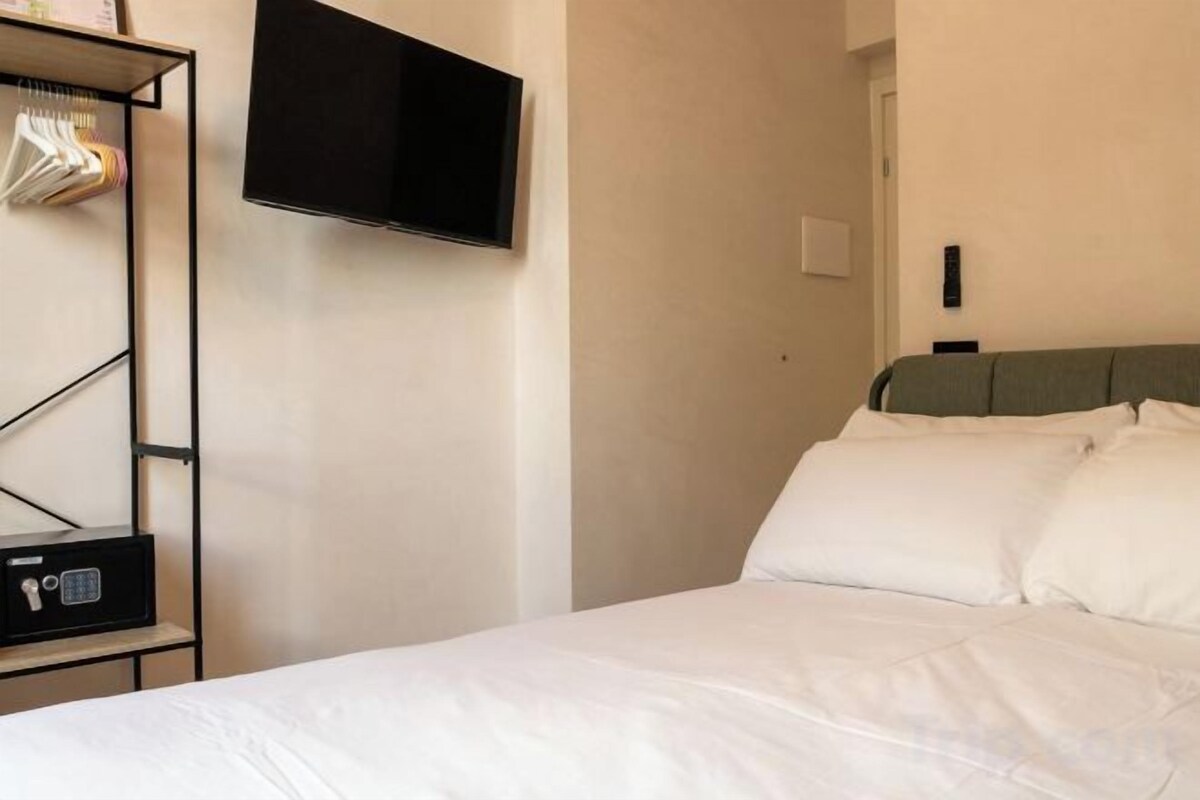 Frette Italian sheets, premium bedding, memory foam beds, in-room safe