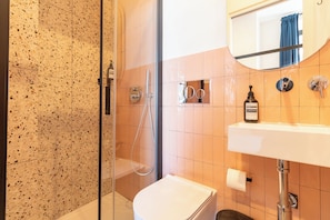 Premium dubbelrum | Badrum | Dusch, regndusch, handdukar och tvål