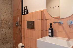 Familien-Vierbettzimmer | Badezimmer | Dusche, Regendusche, Handtücher, Seife