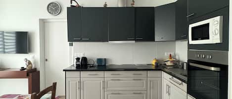 Kühlschrank, Mikrowelle, Ofen, Herdplatte