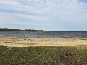 Private beach, beach cabanas, kayaking, fishing - McGee's Landing Cabin 2-Toledo Bend Lake (Hemphill)