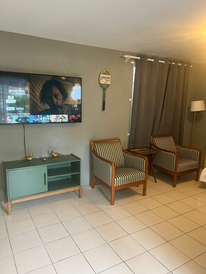 En 55-tommers smart-TV med digitale kanaler samt Netflix