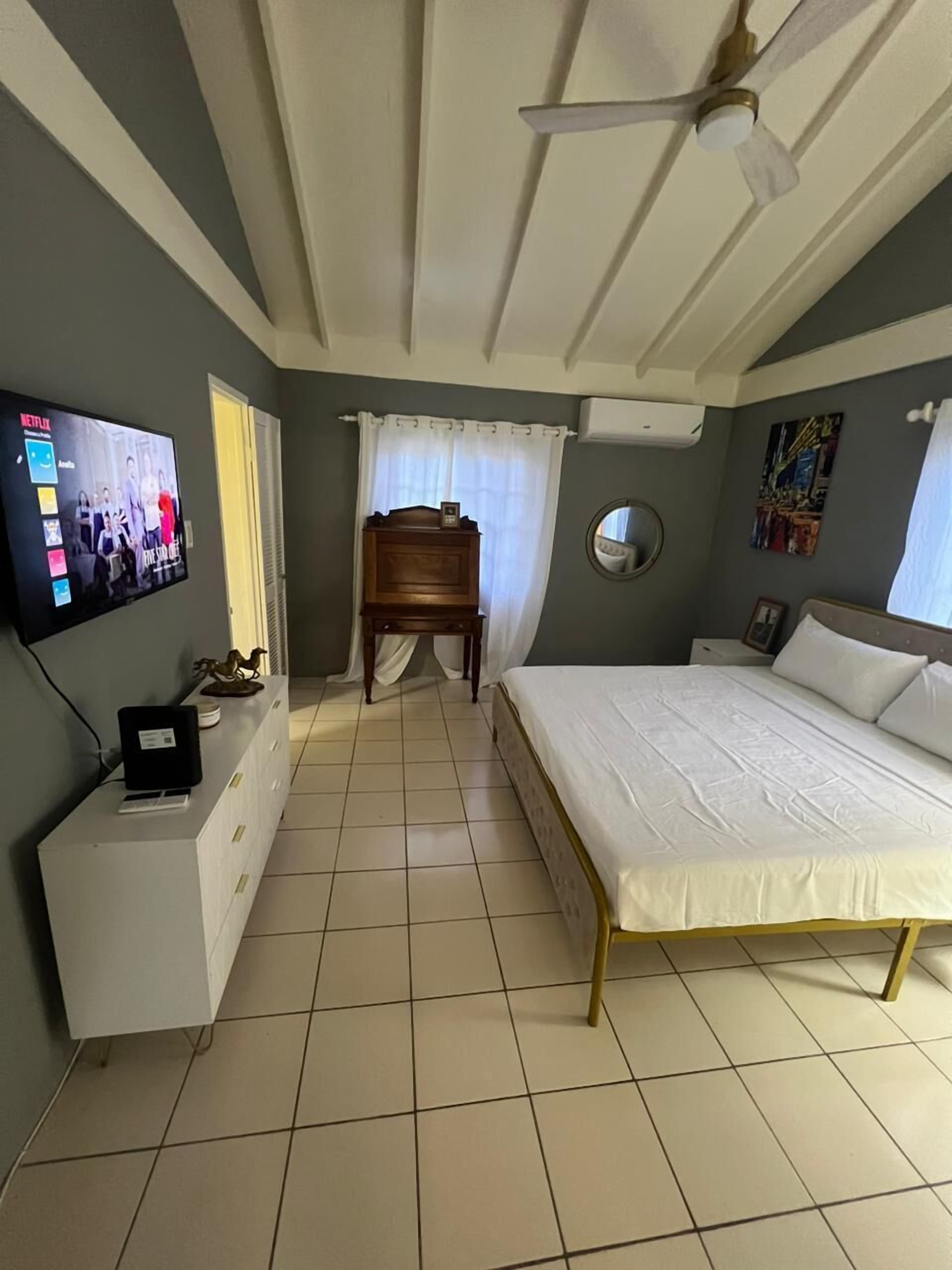 1 bedroom, Egyptian cotton sheets, premium bedding, in-room safe