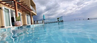 Wings Over Whitehouse 4-bedroom Ocean Villa

