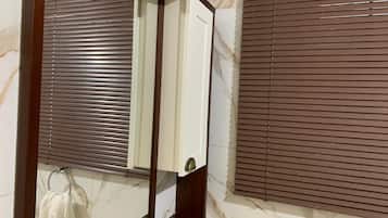 Quarto triplo clássico | Banheiro | Chuveiro, produtos de toalete grátis, secador de cabelo