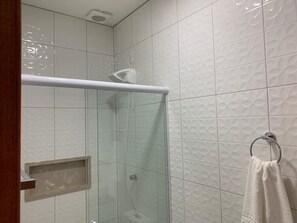 Classic Quadruple Room | Bathroom | Shower, free toiletries, hair dryer, towels - Pousada Perola da Praia (Penha)