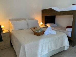 Classic Quadruple Room | Individually decorated, free WiFi, bed sheets - Pousada Perola da Praia (Penha)