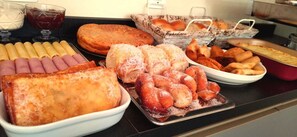 Free daily buffet breakfast - Pousada Perola da Praia (Penha)