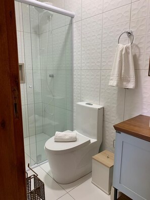 Classic Quadruple Room | Bathroom | Shower, free toiletries, hair dryer, towels - Pousada Perola da Praia (Penha)