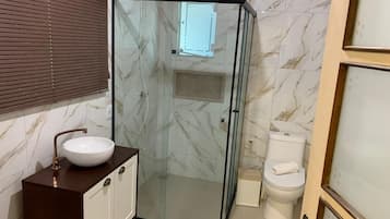 Quarto triplo clássico | Banheiro | Chuveiro, produtos de toalete grátis, secador de cabelo