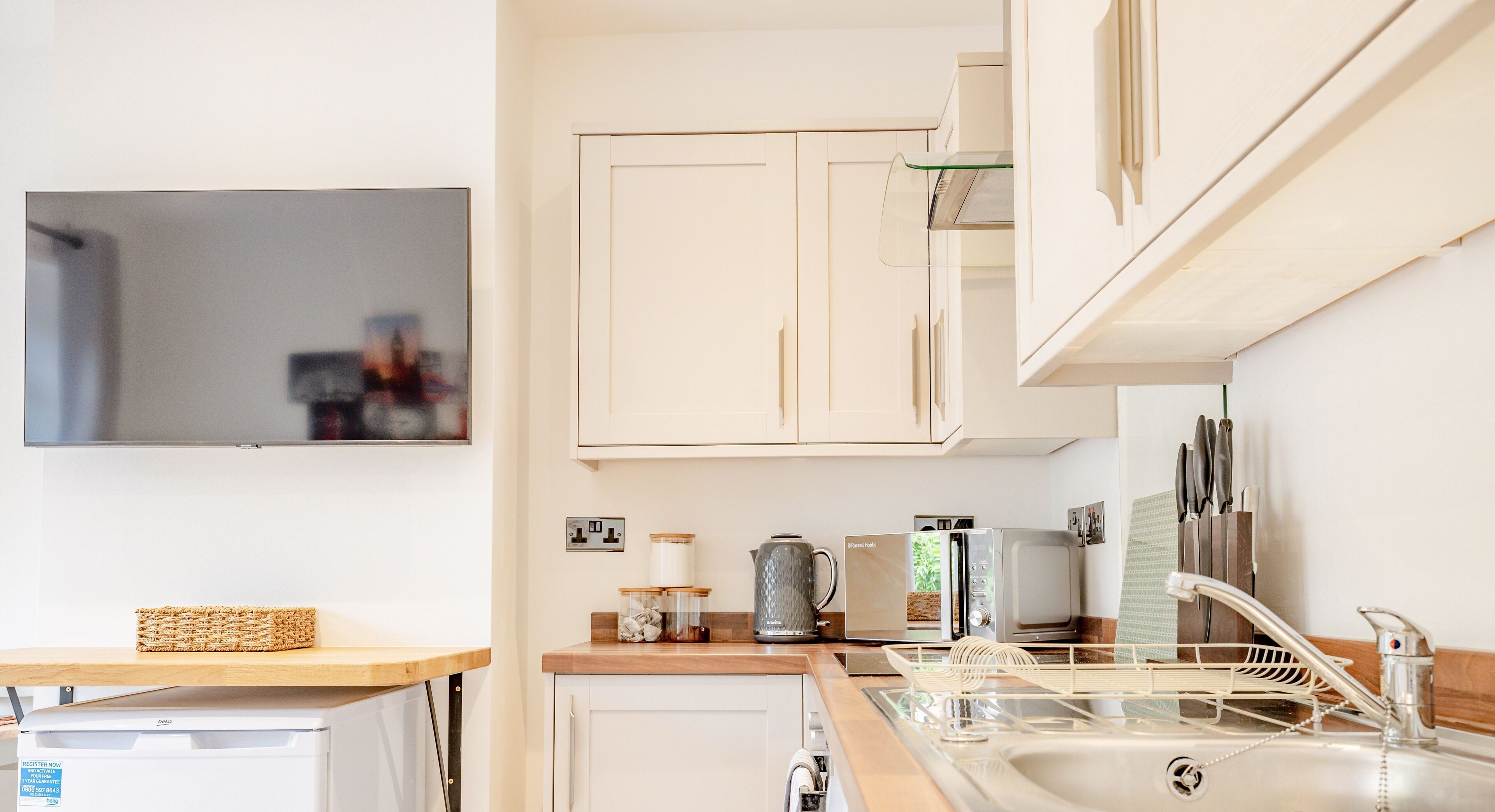 Réfrigérateur, micro-ondes, four, plaque de cuisson