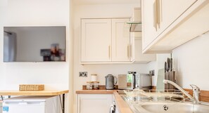 Fridge, microwave, oven, stovetop - Modern flat in city centre with garden (Hereford)