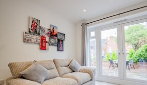 Smart TV - Modern flat in city centre with garden (Hereford)