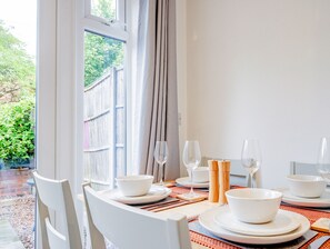 Dining - Modern flat in city centre with garden (Hereford)