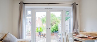 Modern flat in city centre with garden