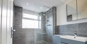 Een douche, een haardroger, handdoeken, zeep