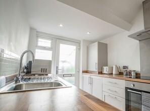 Jääkaappi, mikroaaltouuni, uuni, liesi