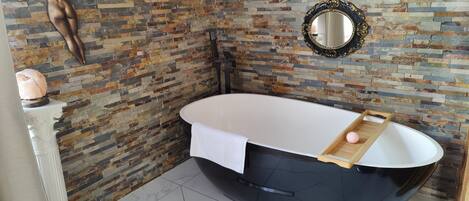 Baignoire et douche séparées, baignoire relaxante profonde