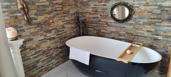 Baignoire et douche séparées, baignoire relaxante profonde