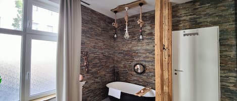 Chambre Deluxe double, 1 chambre, non-fumeur | Salle de bain | Baignoire et douche séparées, baignoire profonde, douche cascade