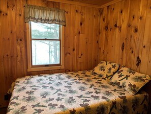 2 bedrooms, travel cot, free WiFi, bed sheets - Escape to our cozy Winthrop cabin on Dexter Pond (Winthrop)