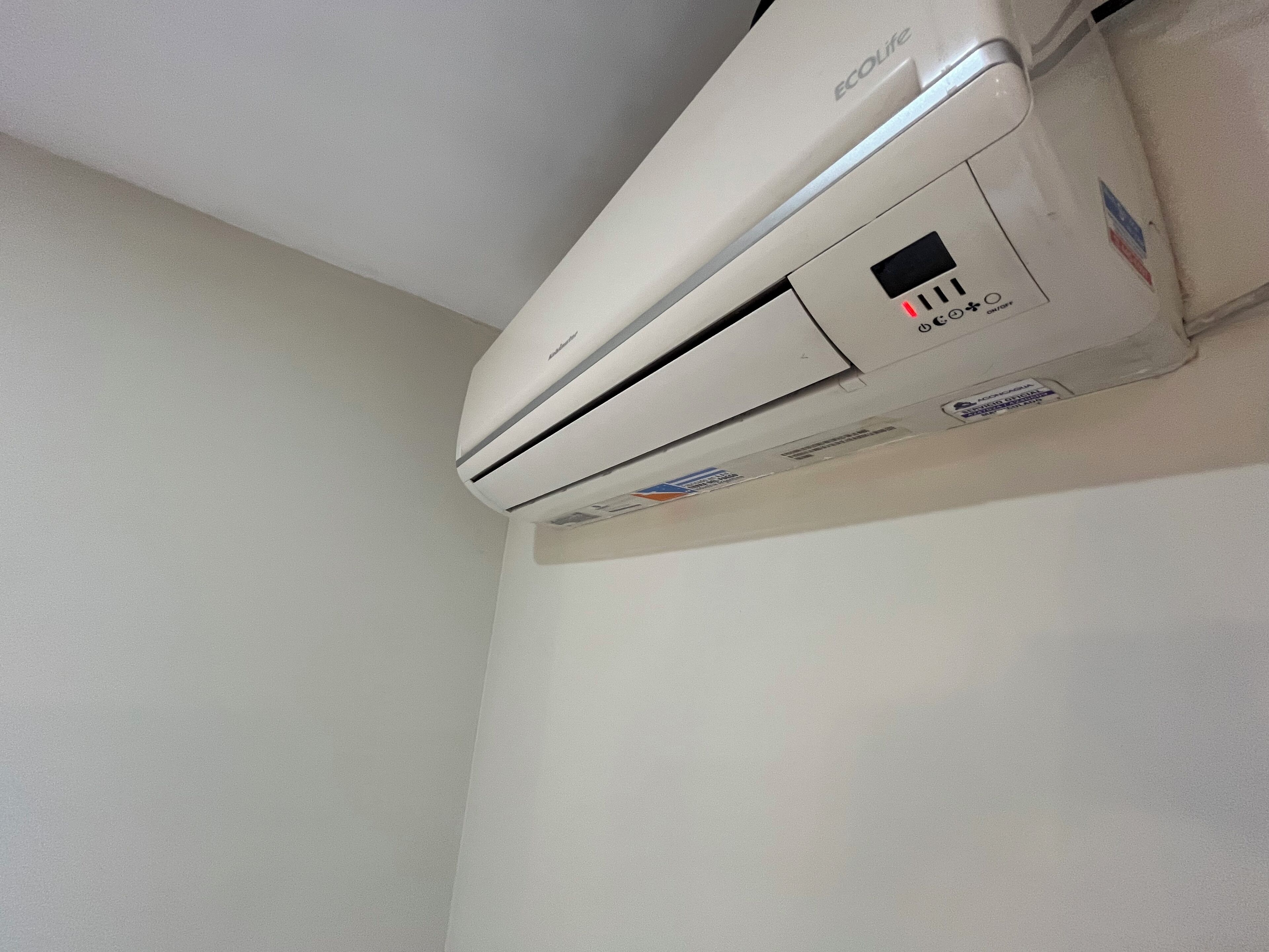 Un equipo de aire acondicionado blanco montado en la pared.