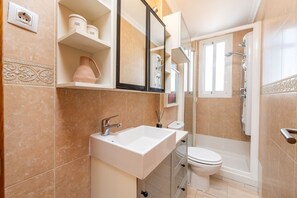 シャワー、ヘアドライヤー、タオル