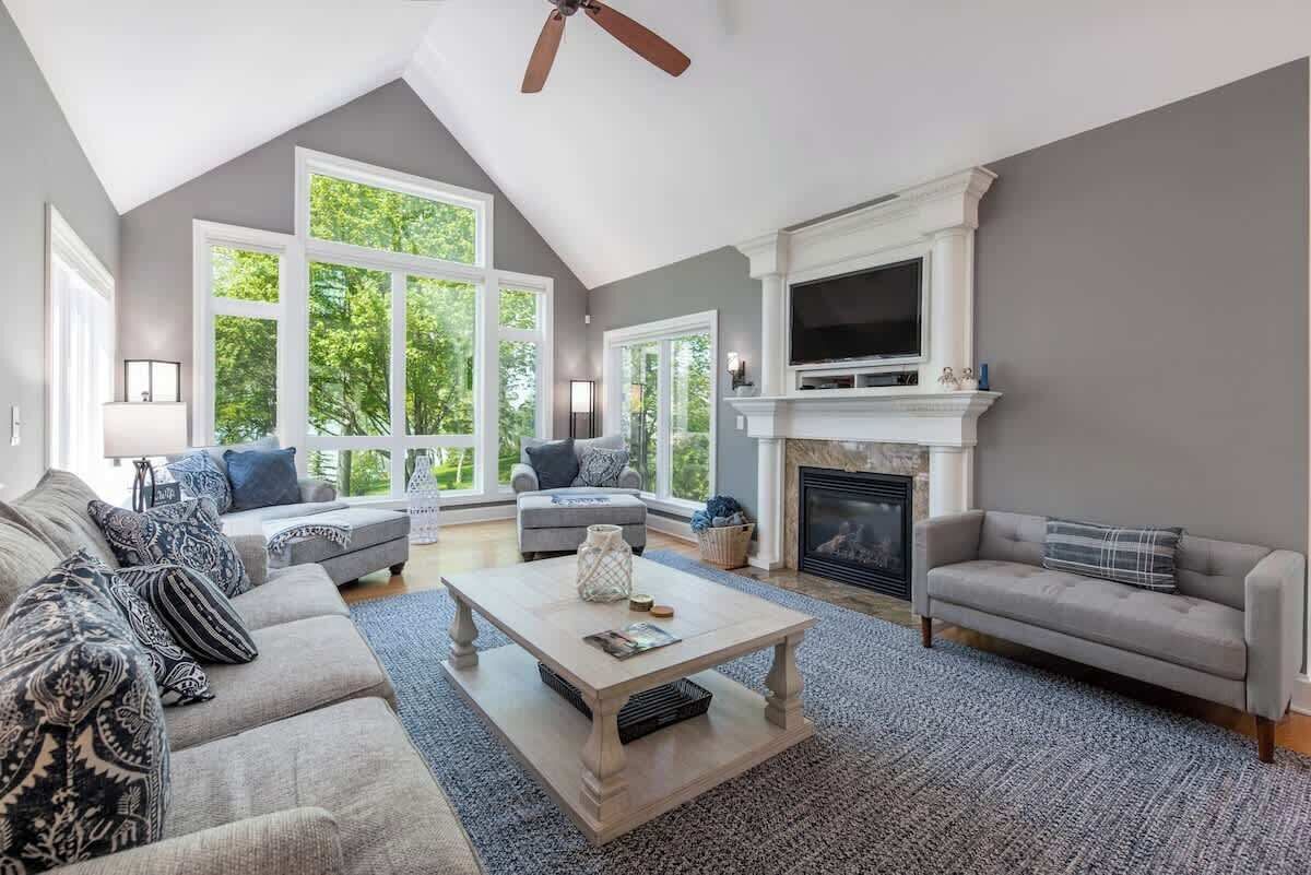 TV, fireplace