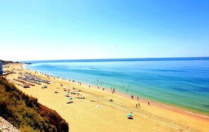 Nær stranden og strandhåndklær