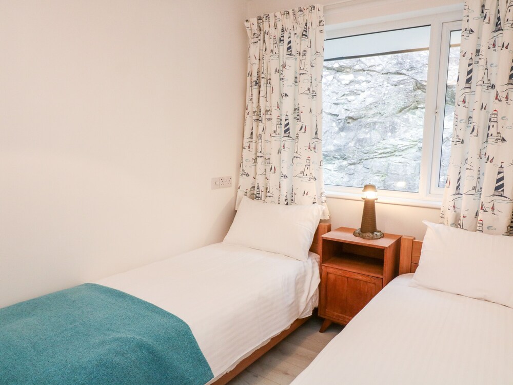 CAPTAINS LODGE, pet friendly, country holiday cottage in Dartmouth