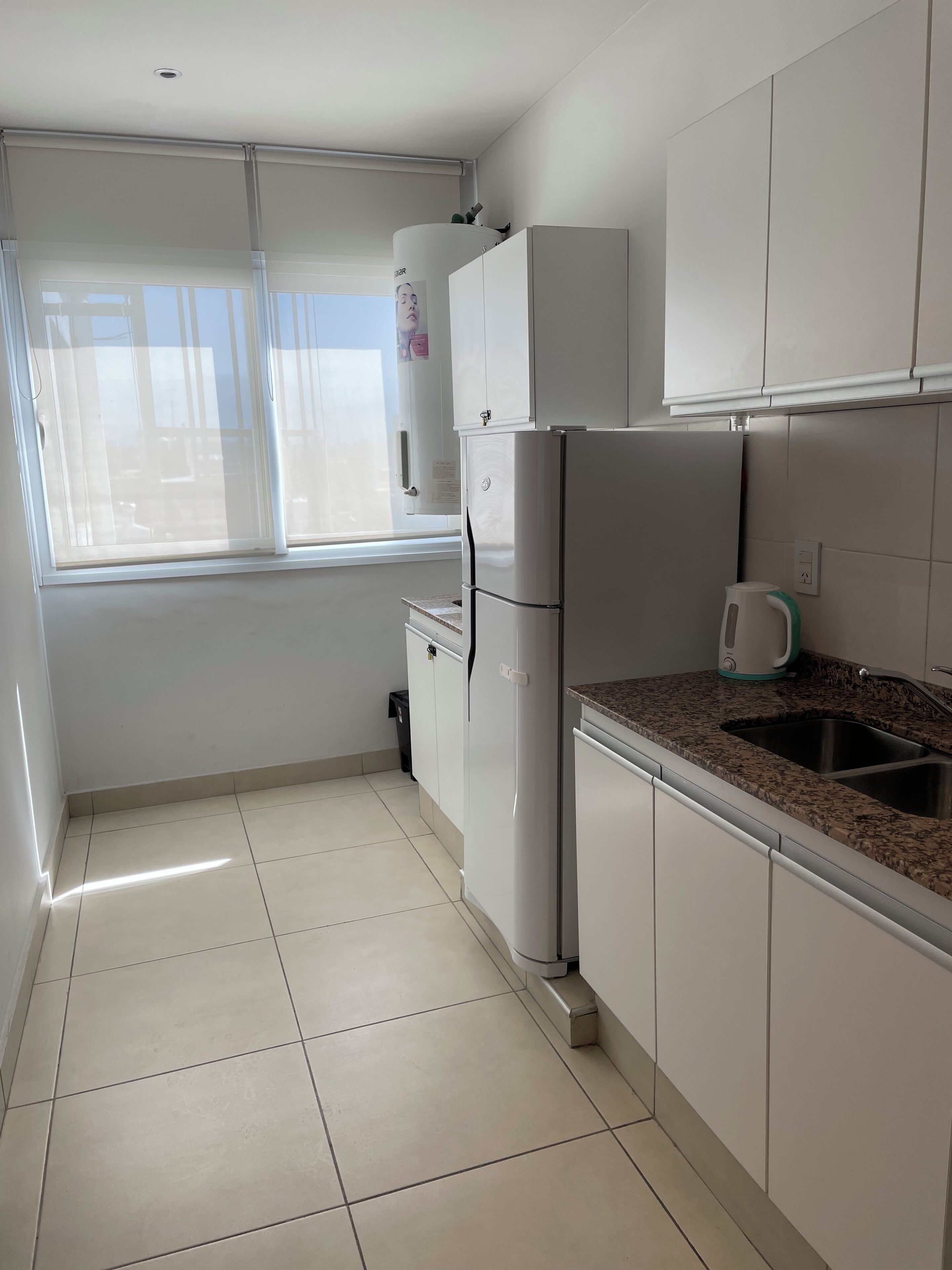 Réfrigérateur, four, plaque de cuisson, bouilloire électrique