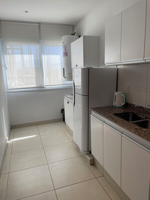 Réfrigérateur, four, plaque de cuisson, bouilloire électrique