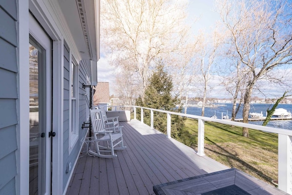 Terrace/patio - Creek-Side Bliss: Unwind and Create Lasting Memories at Our Beautiful Retreat (Pasadena)