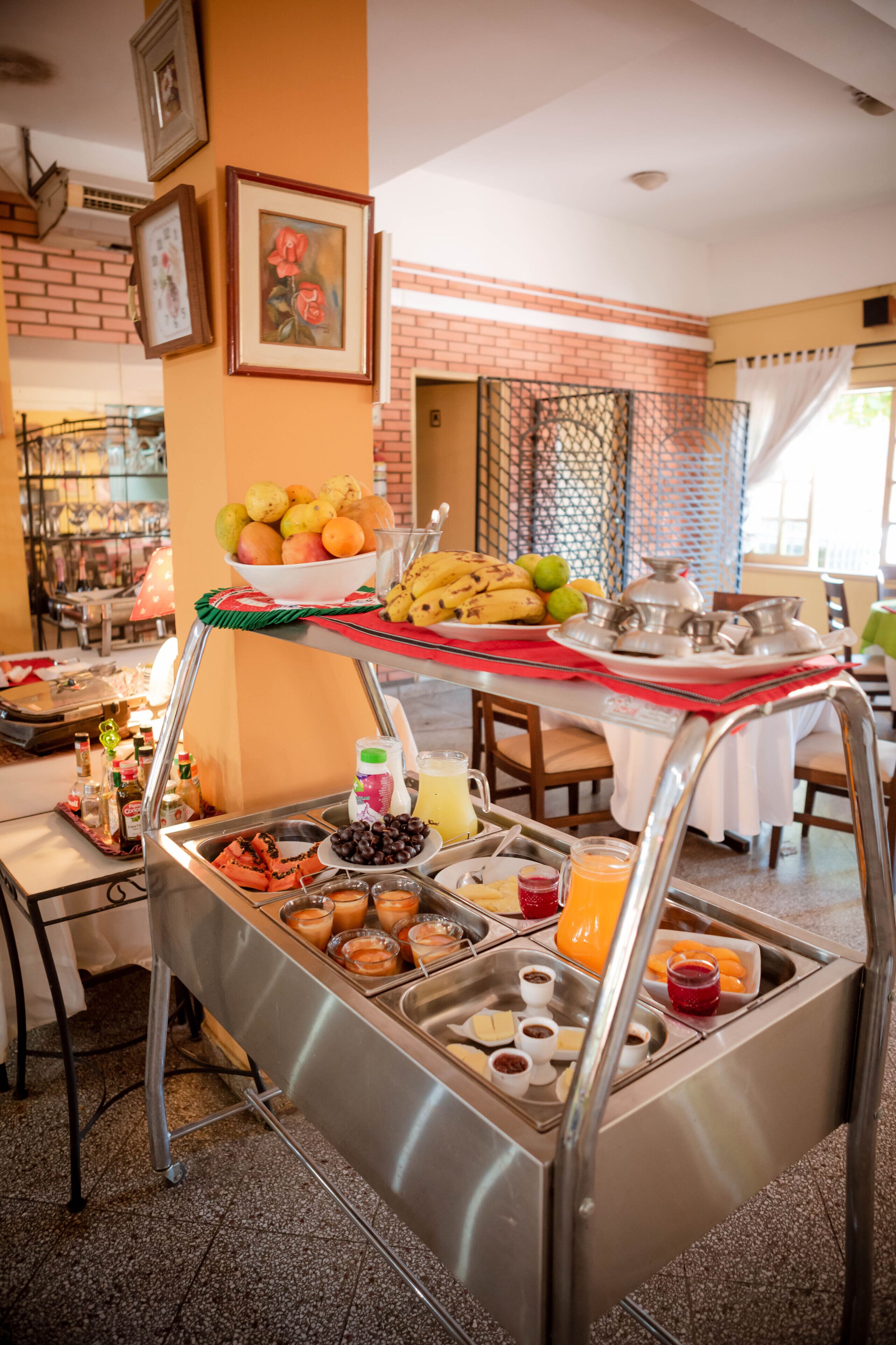 朝食 (ビュッフェ)、毎日提供 (無料)