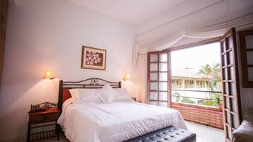 Deluxe-huone | Allergiatestatut vuodevaatteet, untuvapeitot, minibaari