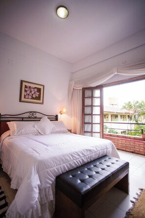 Chambre Luxe | Literie hypoallergénique, couette en duvet d'oie, minibar