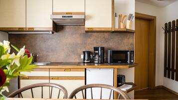 Microwave, stovetop, dishwasher, coffee/tea maker