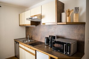 Microwave, stovetop, dishwasher, coffee/tea maker