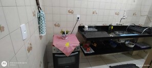 Mikroaaltouuni, uuni, liesi, kahvin-/teenkeitin