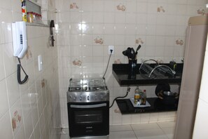 Mikrobølgeovn, ovn, kokeplater og kaffetrakter/tekoker