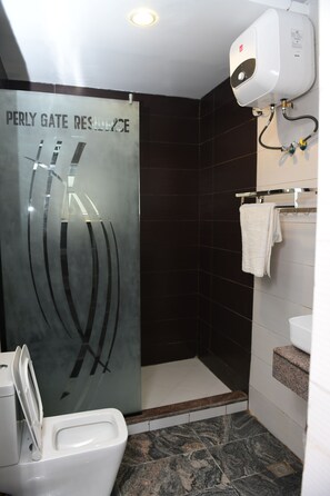 Douche, pomme de douche hydromassante, articles de toilette (gratuits)
