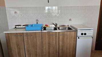 Refrigerador, utensilios de cocina, mesa de comedor